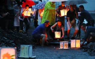 日航機墜落事故が12日で発生32年となる。犠牲者の冥福を祈り灯籠を流す人たち（11日午後、群馬県上野村）=横沢太郎撮影