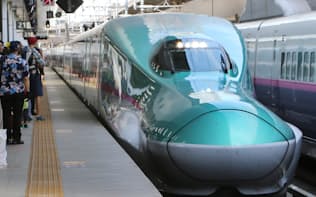 JR東日本の新幹線の売り上げは伸び悩んでいる（東北・北海道新幹線の「はやぶさ」=JR東京駅）