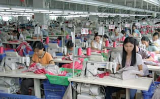 JUKIはアジア市場で低価格帯のミシン販売を強化する（ベトナムの縫製工場）