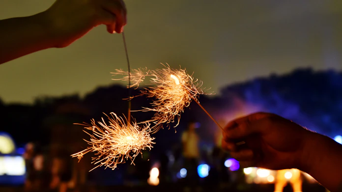 もっと関西 西の線香花火 東と違う風情 とことんサーチ 日本経済新聞 もっと関西 西の線香花火 東と違う風情 とことんサーチ 日本経済新聞