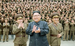 北朝鮮の労働新聞が15日掲載した、朝鮮人民軍を視察する金正恩朝鮮労働党委員長の写真（コリアメディア提供・共同）