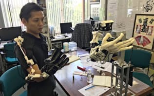ロボットハンドを操作するアイ・ティー・ケーの岩田社長（岐阜県羽島市）