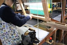 クスカのネクタイは、木製の機織り機で生地を織る（京都府与謝野町）