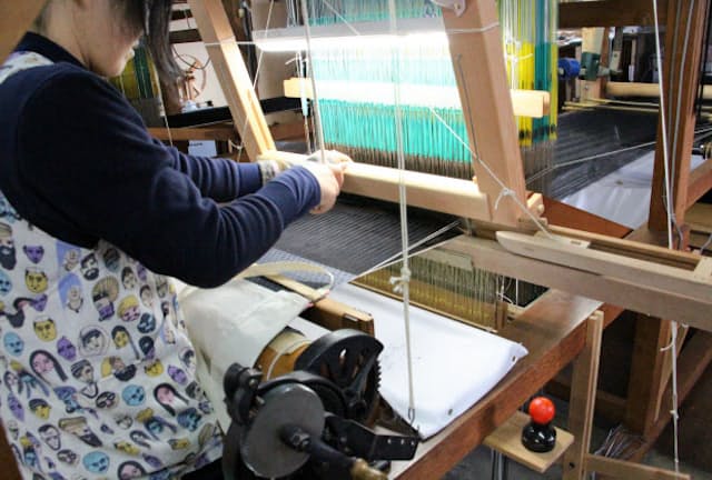 クスカのネクタイは、木製の機織り機で生地を織る（京都府与謝野町）