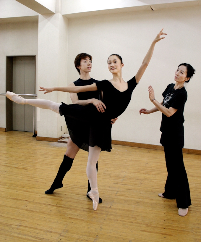 世界にダンサー輩出 踊る バレエ団 4 日本経済新聞