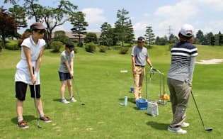 「Gちゃれ」に参加し、ゴルフコースでレッスンを受ける大学生=大学ゴルフ授業研究会提供