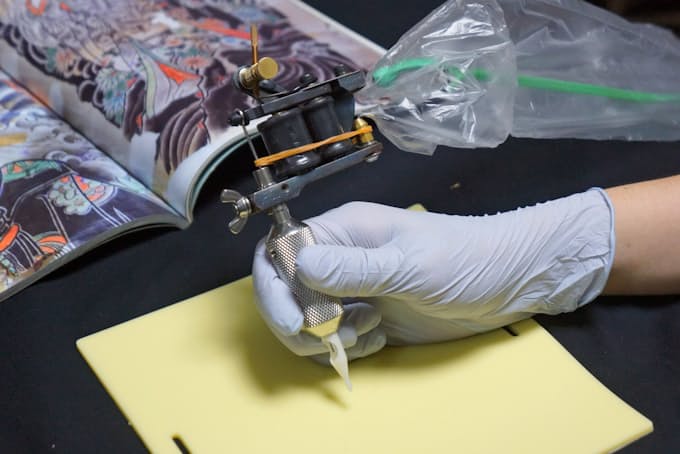 客へのタトゥー施術 医療かアートか 日本経済新聞