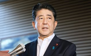 国家安全保障会議(NSC)の関係閣僚会合後、記者の質問に答える安倍首相(29日午前、首相官邸)