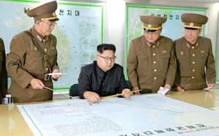北朝鮮の労働新聞が8月15日掲載した、朝鮮人民軍戦略軍司令部を視察する金正恩朝鮮労働党委員長（左から2人目）の写真=コリアメディア提供・共同
