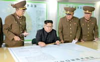 北朝鮮の労働新聞が8月15日掲載した、朝鮮人民軍戦略軍司令部を視察する金正恩朝鮮労働党委員長（左から2人目）の写真=コリアメディア提供・共同