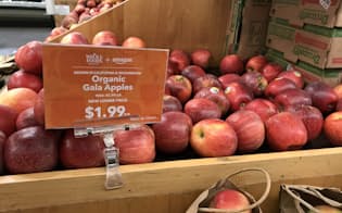 リンゴは33%の値下げ、値札にはアマゾンのロゴも（パロアルト市内のホールフーズ店舗）