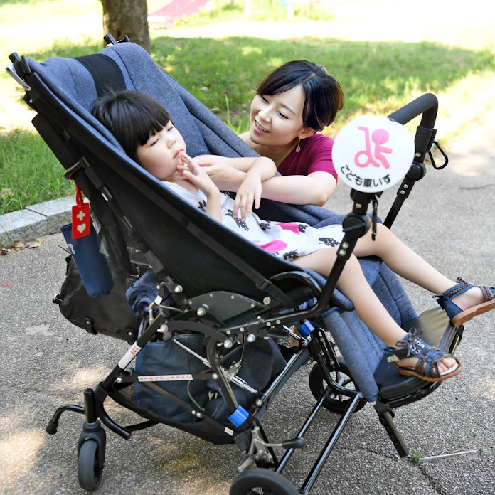 子供用車いす 温かく見守って ベビーカーと混同多く 日本経済新聞