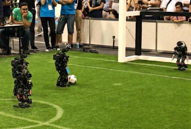 2050年にサッカーW杯王者に勝てるロボットチームを作るのが目標だ（ロボカップの試合風景）
