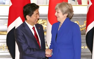 会談前に握手する安倍首相と英国のメイ首相（31日午後、東京・元赤坂の迎賓館）=代表撮影
