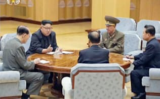 3日、朝鮮中央テレビの水爆実験に関する重大報道で放映された、政治局常務委員会の金正恩朝鮮労働党委員長（左から2人目）らの写真（共同）