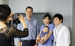 日本マイクロソフトは家庭を支援することで社員の働きがいにつなげる（写真は8月に開いた家族を本社に招くイベント。(左)は平野拓也社長）