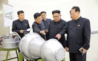 核開発計画について指示する金正恩委員長（右から2人目）とされる写真=朝鮮中央通信・ロイター