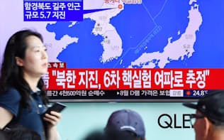 3日、ソウル駅で北朝鮮の核実験を報じるテレビ=共同