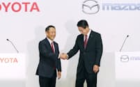 記者会見で握手するトヨタ自動車の豊田社長(左)とマツダの小飼社長（4日午後、東京都中央区）