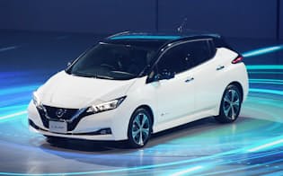 日産自動車が発表した新型電気自動車「リーフ」（6日、千葉市美浜区の幕張メッセ）