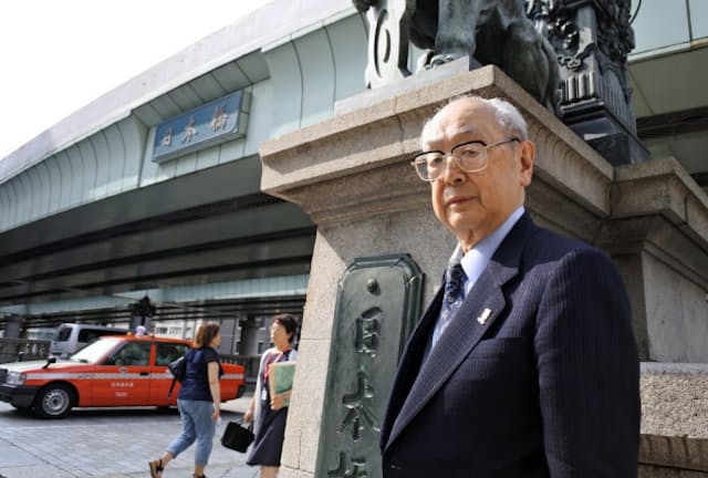 細田安兵衛さんは戦前から約1世紀にわたって、「日本橋」の移り変わりを見守ってきた（東京都中央区）