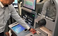 ATMで投資信託の申し込みなど多機能化を進める（東京都港区のOKI）