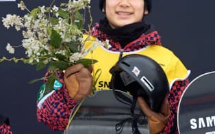 スノーボードW杯ハーフパイプで初優勝し、表彰式で笑顔の戸塚（8日、カードローナ）=共同