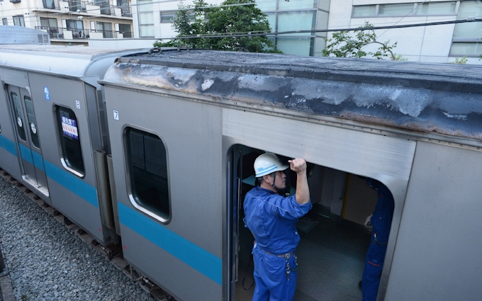 沿線火災で電車屋根に飛び火 東京 小田急線 けが人なし 日本経済新聞