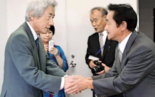 小泉元首相（左）は引退後、選挙や政局には距離を置いてきた（8日、北朝鮮による拉致被害者と面会した福井県小浜市で）=共同