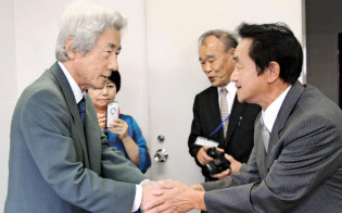 小泉元首相(左)は引退後、選挙や政局には距離を置いてきた(8日、北朝鮮による拉致被害者と面会した福井県小浜市で)=共同 小泉元首相(左)は引退後、選挙や政局には距離を置いてきた(8日、北朝鮮による拉致被害者と面会した福井県小浜市で)=共同