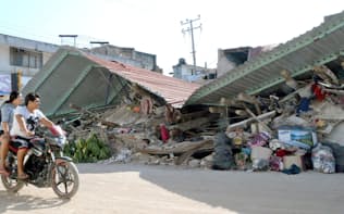 　地震で全壊した衣服店（9日、メキシコ・オアハカ州フチタン）=共同