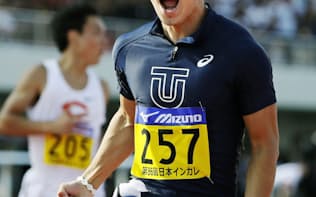日本学生対校陸上100メートル決勝で9秒98をマークし喜ぶ桐生=共同