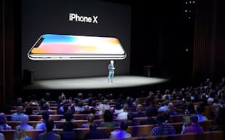 アップルのクックCEOは新機種「iPhoneX」をスマートフォンの未来だとアピールした。（米カリフォルニア州クパチーノ市）