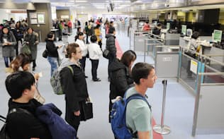 成田空港で入国審査を受ける外国人観光客ら（2016年2月）