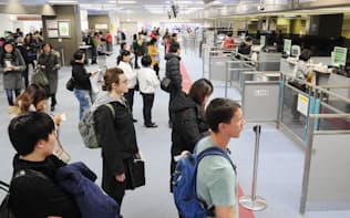 成田空港で入国審査を受ける外国人観光客ら(2016年2月)