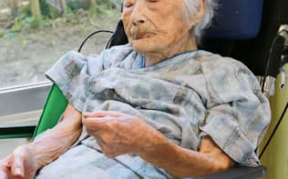 鹿児島県喜界町の田島ナビさんが世界最高齢に認定される見通しだ。写真は2015年9月、同町提供=共同