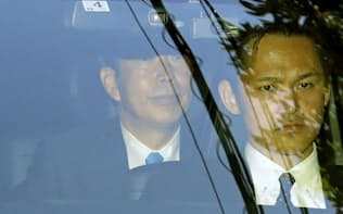 安倍首相との会談を終え、引き揚げる公明党の山口代表(左)（18日午前、東京都内）=共同