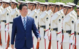 栄誉礼を受ける安倍首相(11日、防衛省)