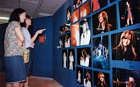 1998年に三越横浜展で開催された「安室奈美恵展」に訪れた女性ファン