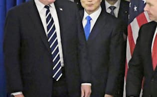 会談に臨む（左から）トランプ米大統領、文在寅韓国大統領、安倍首相（21日、ニューヨーク）=共同
