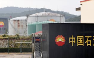 今月撮影された中国遼寧省丹東市郊外の原油輸送施設のタンク=共同