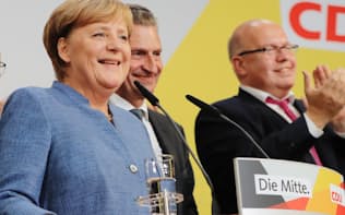 ドイツ連邦議会選挙で勝利し、CDUの党本部で支持者にあいさつするメルケル首相（24日、ベルリン）=小園雅之撮影