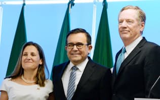 NAFTA再交渉の会合終了後に記者会見した（左から）カナダのフリーランド外相、メキシコのグアハルド経済相、ライトハイザー米通商代表（9月5日、メキシコ市）=共同