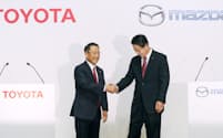 トヨタ自動車とマツダはEVの共同開発などを進める（8月、東京都中央区）