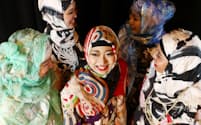 京友禅のヒジャブを身につけたモデルが、ムスリム向け商品展示会でファッションショーを行った（堺市）