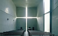 「光の教会」は正面の十字架部分から光が降り注ぐ（大阪府茨木市、1987～89）