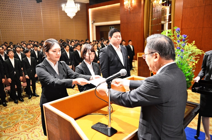 内定式 経営幹部らエール 九電 地銀など一斉に 日本経済新聞