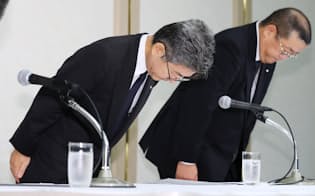 記者会見で頭を下げる神戸製鋼所の梅原副社長(左)=8日午後、東京都港区