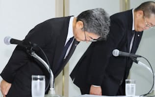 記者会見で頭を下げる神戸製鋼所の梅原副社長(左)ら（8日午後、東京都港区）