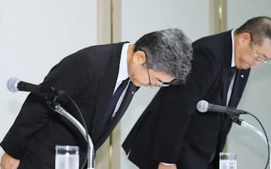 記者会見で頭を下げる神戸製鋼所の梅原副社長(左)ら（8日午後、東京都港区）